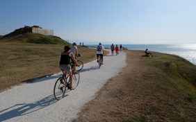 Die Radwege führen durch Orte und Pinienwälder, aber meist direkt am Meer entlang